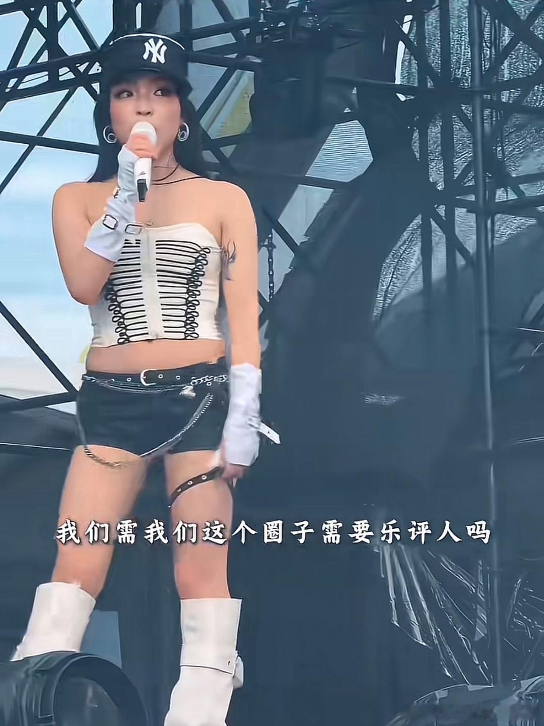 Vava舞台上穿着紧身抹胸搭配短裤，露腰造型反而放大了身材短板。H型身材的腰线不