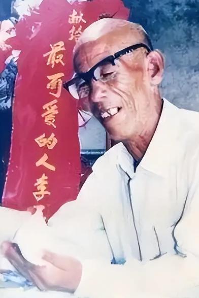 1990年，东北一位大爷得知儿子参军被刷了，直接来到军营，他手里拿着一本小学课本