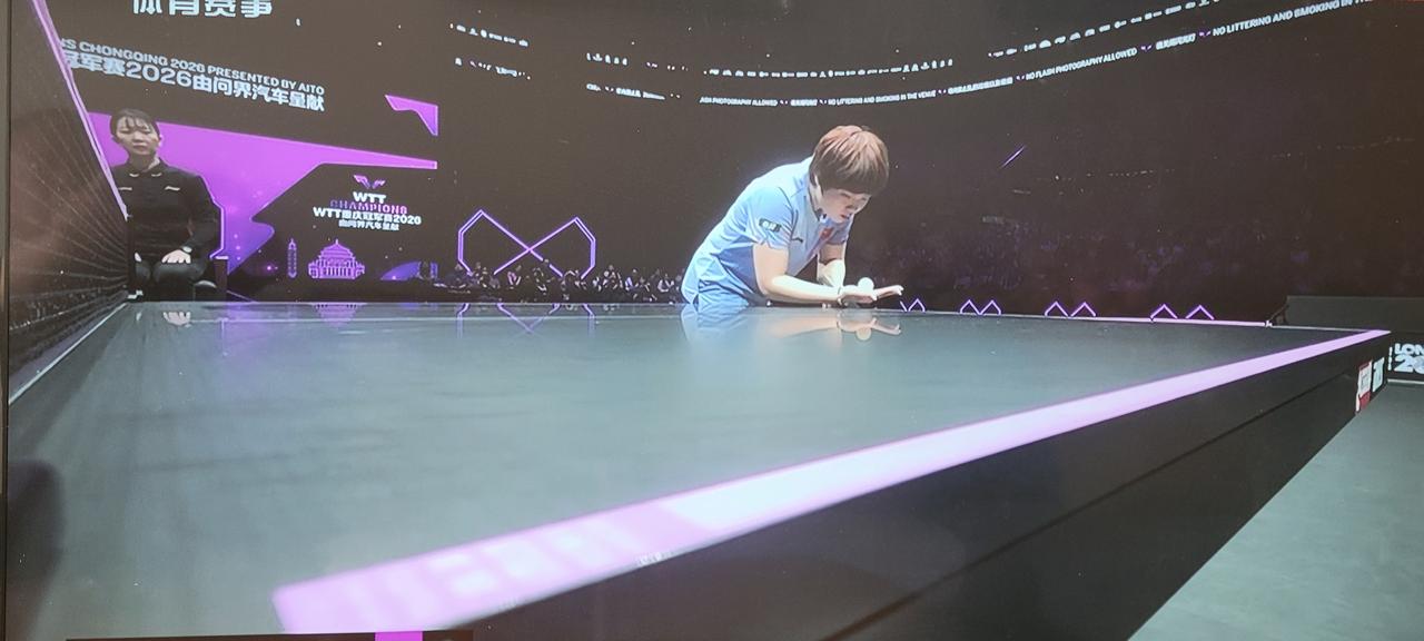 蒯曼的接发球给莎莎带来极大困扰，前三局莎莎大比分1:2暂时落后！第一局莎莎一直