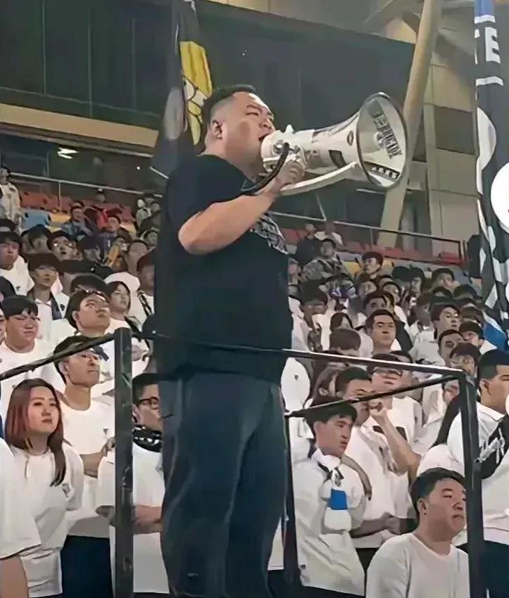 就算韦世豪有1万个不是，但那个拿着喇叭带头叫骂的球迷也太欠揍！韦世豪是国内最好