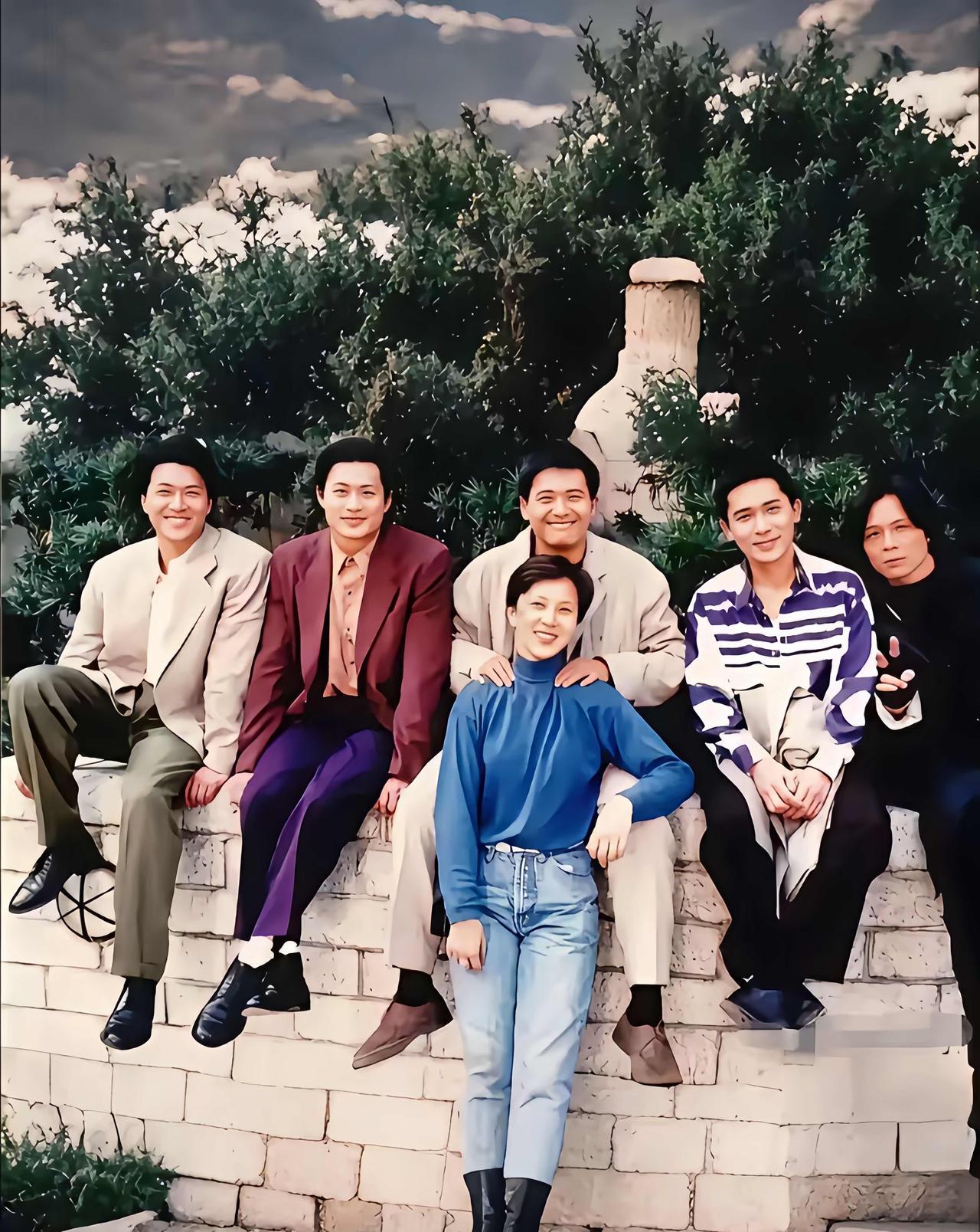 1992年，在电影《辣手神探》片场的合影，周润发与梁朝伟当年演的可好了。老牌港