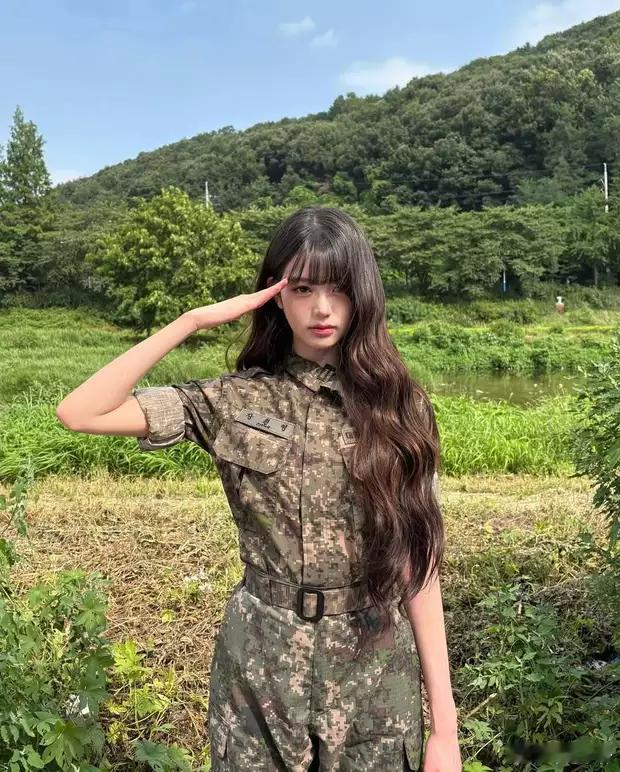 分享娱乐分享娱乐张元英穿迷彩服又飒又美，一头大波浪女神范十足​​​
