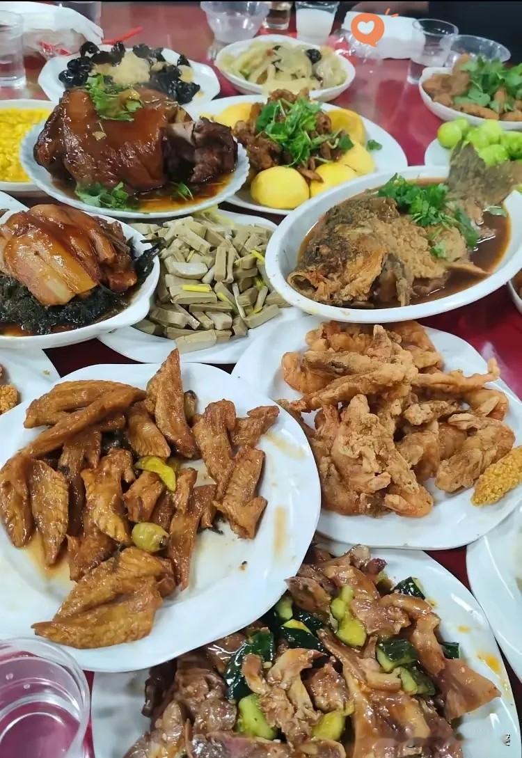 我发现，过年走亲戚，贫富一对比，人情冷暖全藏在细节里。去穷亲戚家拜年，你刚说要