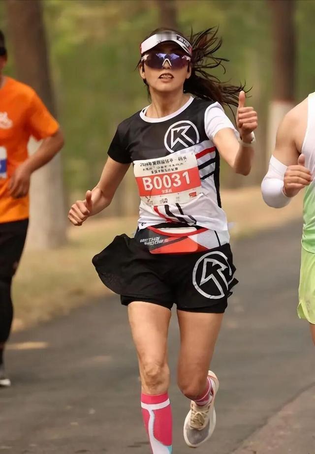 55岁跑友张素梅因车祸不幸离世月跑300公里的她曾是跑圈“元气姐姐”“生命不