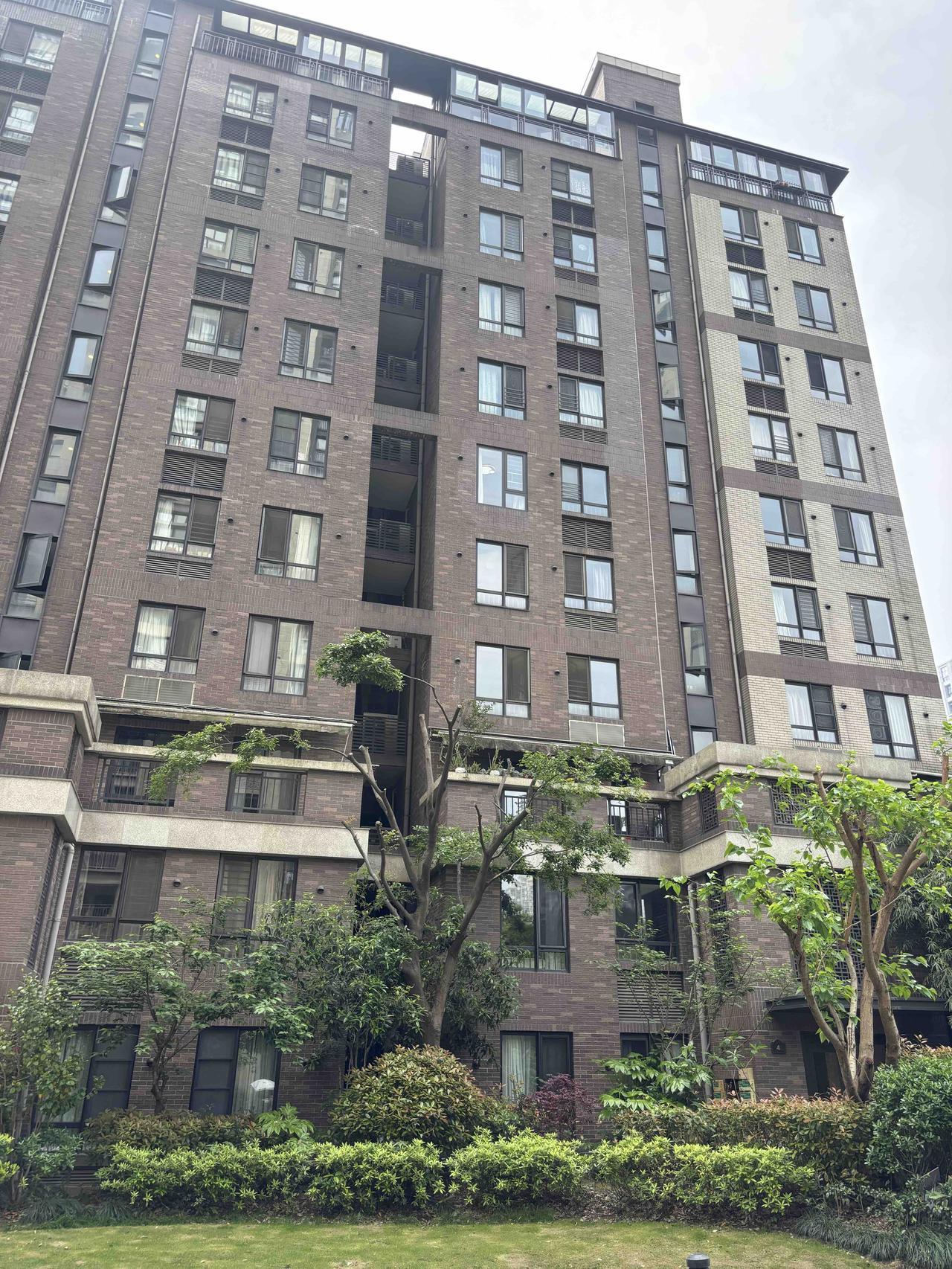 一个中介朋友说：最近一些房东开始飘起来了：本来谈好一套房子150万可以卖了，客户