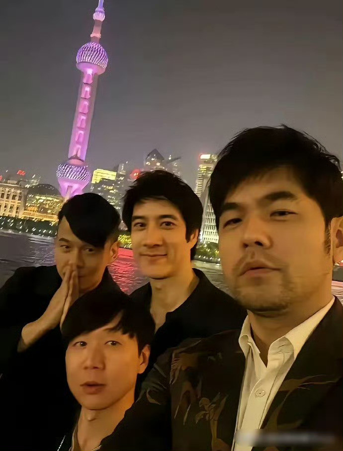 仔细一看全是赝品[哭笑不得][哭笑不得][哭笑不得]