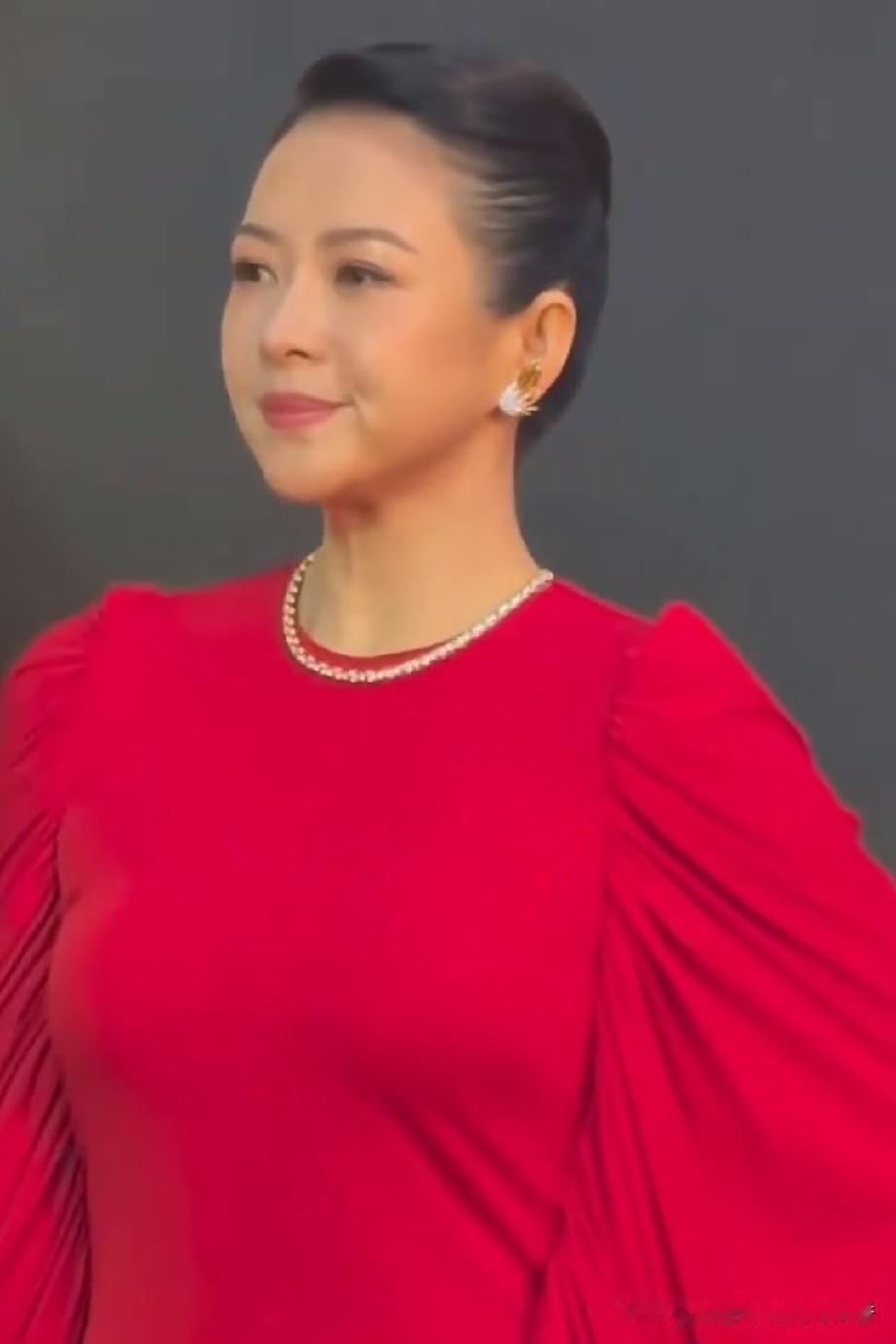 章子怡这几年的面貌变化也太大了，和前多年简直判若两人，年轻时的章子怡是骨相美女，