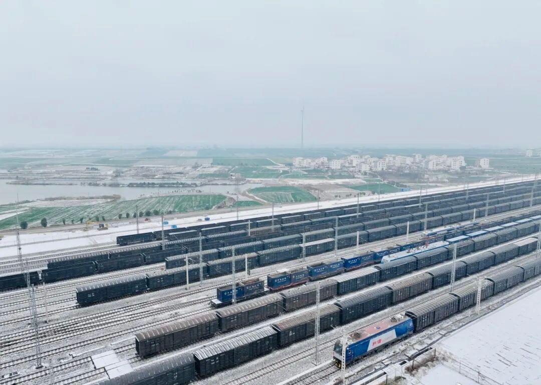 负责浩吉铁路养护运营的襄州运营维修段，紧盯电煤列车运行状况，动态优化运输组织，确