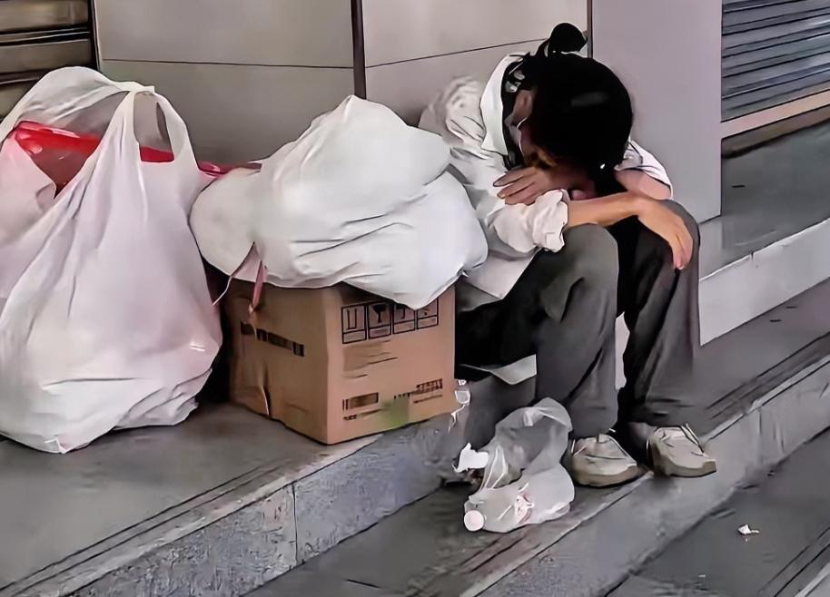 令人感动，四川成都一女孩大学毕业找不到工作，拖着行李箱在街头蹲了一下午，一个卖豆