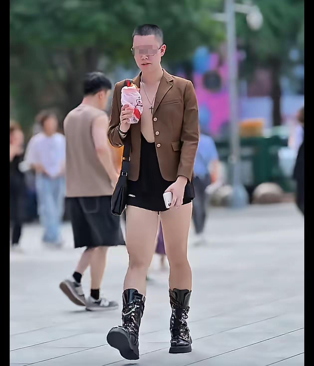 男人就要有男人的阳刚之气，不管是穿衣还是气质！可是这哥们儿却反其道而行之，身穿超