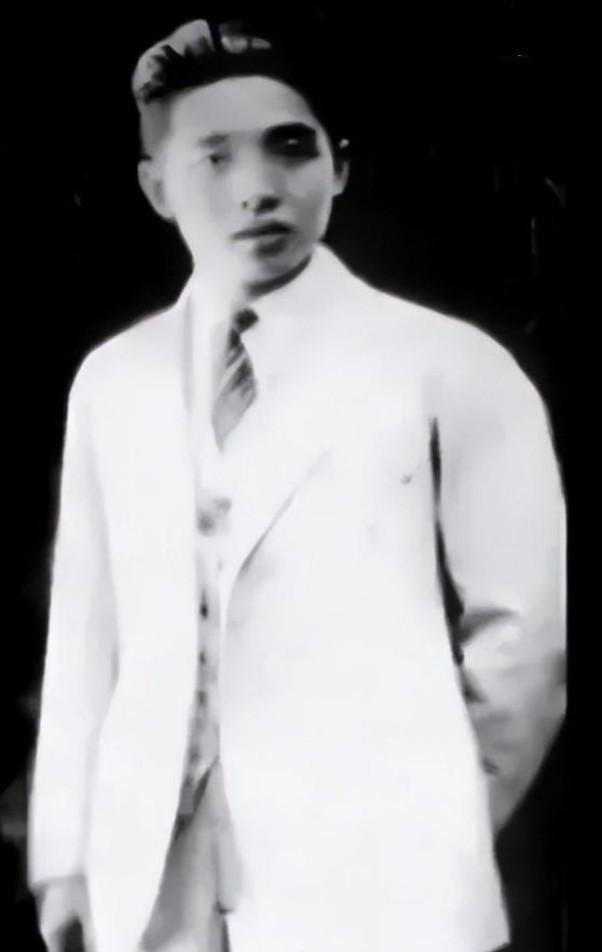 1948年6月，唐生明被任命为中将参军，沈醉前去祝贺，唐生明气愤地说：“我十年前