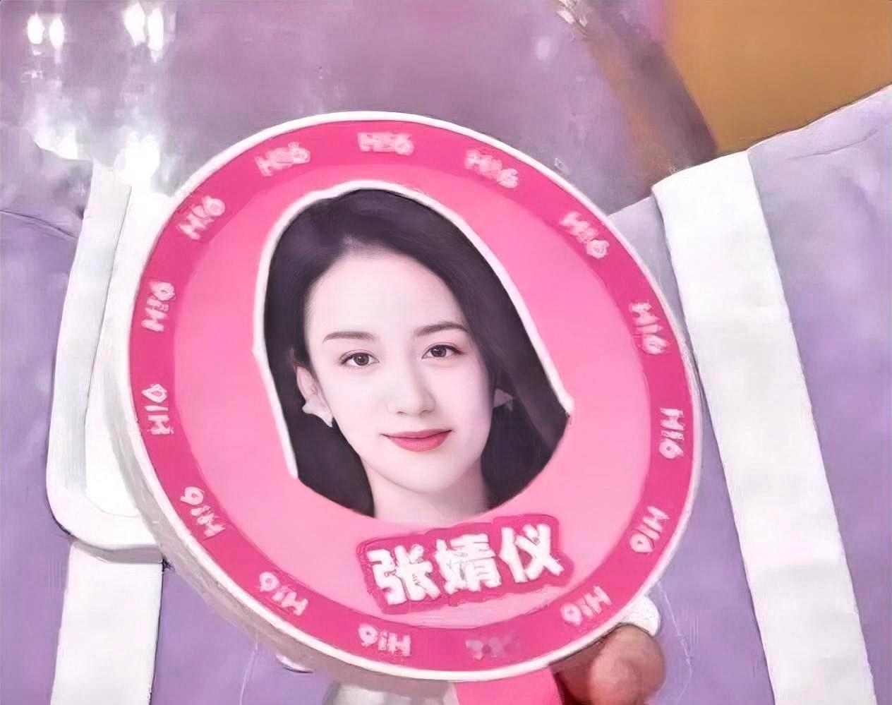 名牌写着张婧仪，照片贴着周也。节目组这一个手滑，把她活活送上了挨骂位。张婧仪