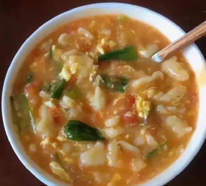 刷到第N条“婆婆吃完疙瘩汤把碗底刮得反光”时，我直接笑出声。画面永远是暖光厨