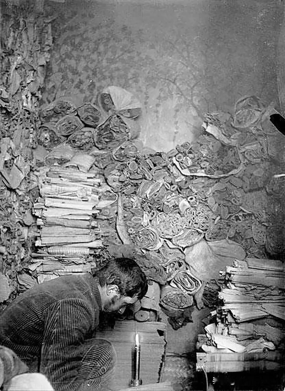 1908年，法国人保罗正贪婪的蹲在地上，盗取敦煌宝藏。他点起蜡烛，在藏经阁中翻动