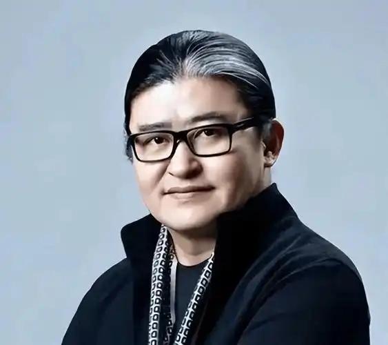 我从来不追星，但真的非常喜欢刘欢，他也是我非常尊敬的艺人。听他的歌是极致的享受！