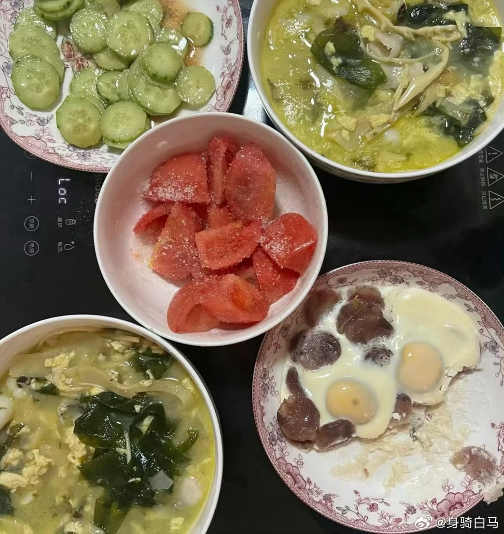 我妈前男友今天过世了，她做饭没心思做饭2小时吃饭10分钟