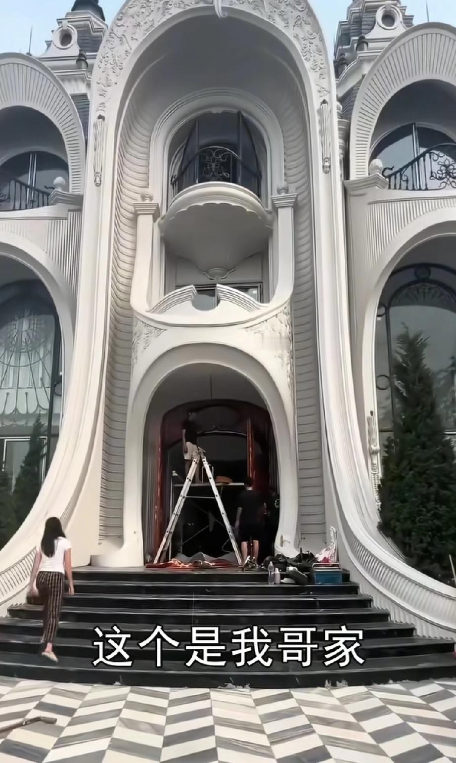 这真的仅仅是偏爱吗？男子的吐槽在网络上迅速火遍。父亲给三个儿子分别建了一套农村自