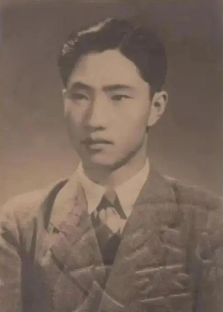1988年，潜伏台湾42年的地下党，千辛万苦回到大陆，带来了一份多达百人的名单