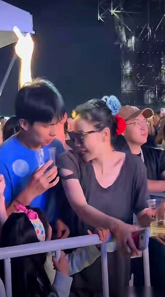 聚会上男摄影师公然越界女星，王菲的反应太刚了！阿那亚虾米音乐节聚会上，跟了王菲16年的御用摄影师瑞恩