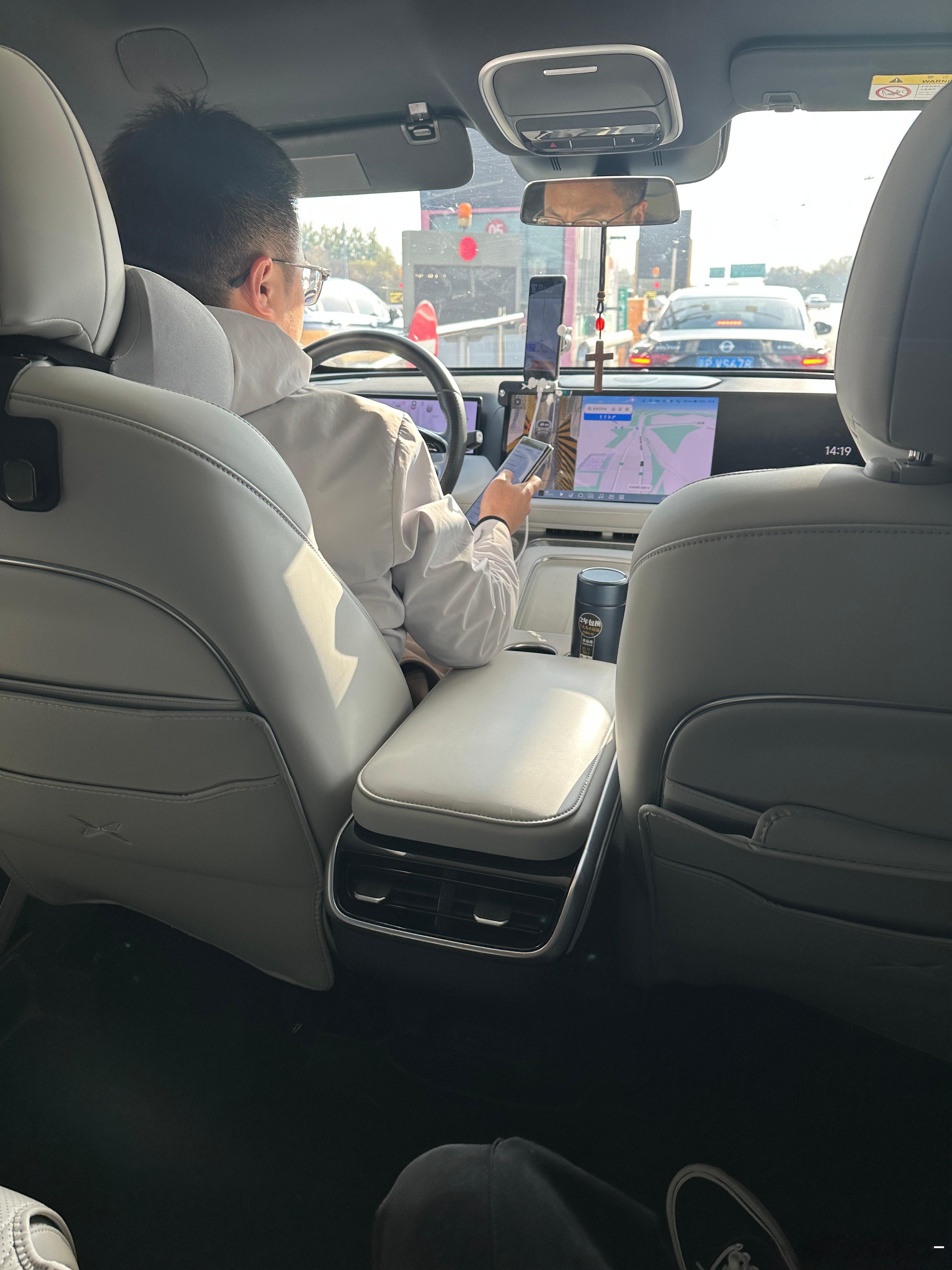 出差毕，一如往常打车归家。幸得一辆小鹏G9，惊喜之余，与司机师傅交谈中得知：买车