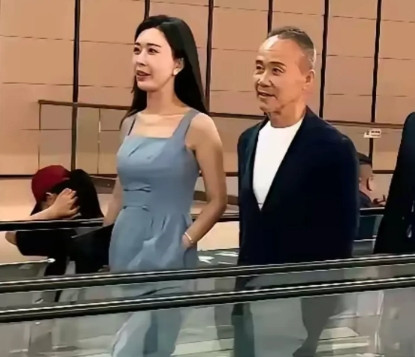 老当益壮，指的是年纪大的也很旺盛。可这位老家伙七十多岁了，竟然退休后找了个年轻老
