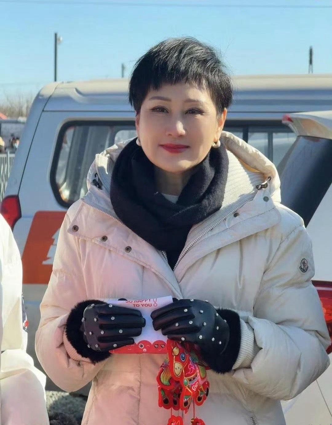 63岁张凯丽的老年穿搭也太会了！白色羽绒服搭配黑色围巾与直筒裤，简约利落，时髦又