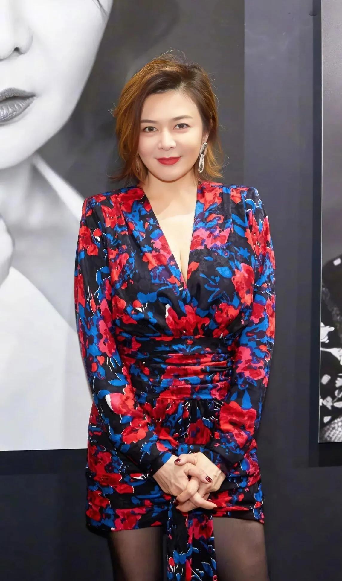 被关之琳的状态狠狠惊艳到！身穿花色深V短裙，搭配黑丝和厚底短靴，自信又优雅