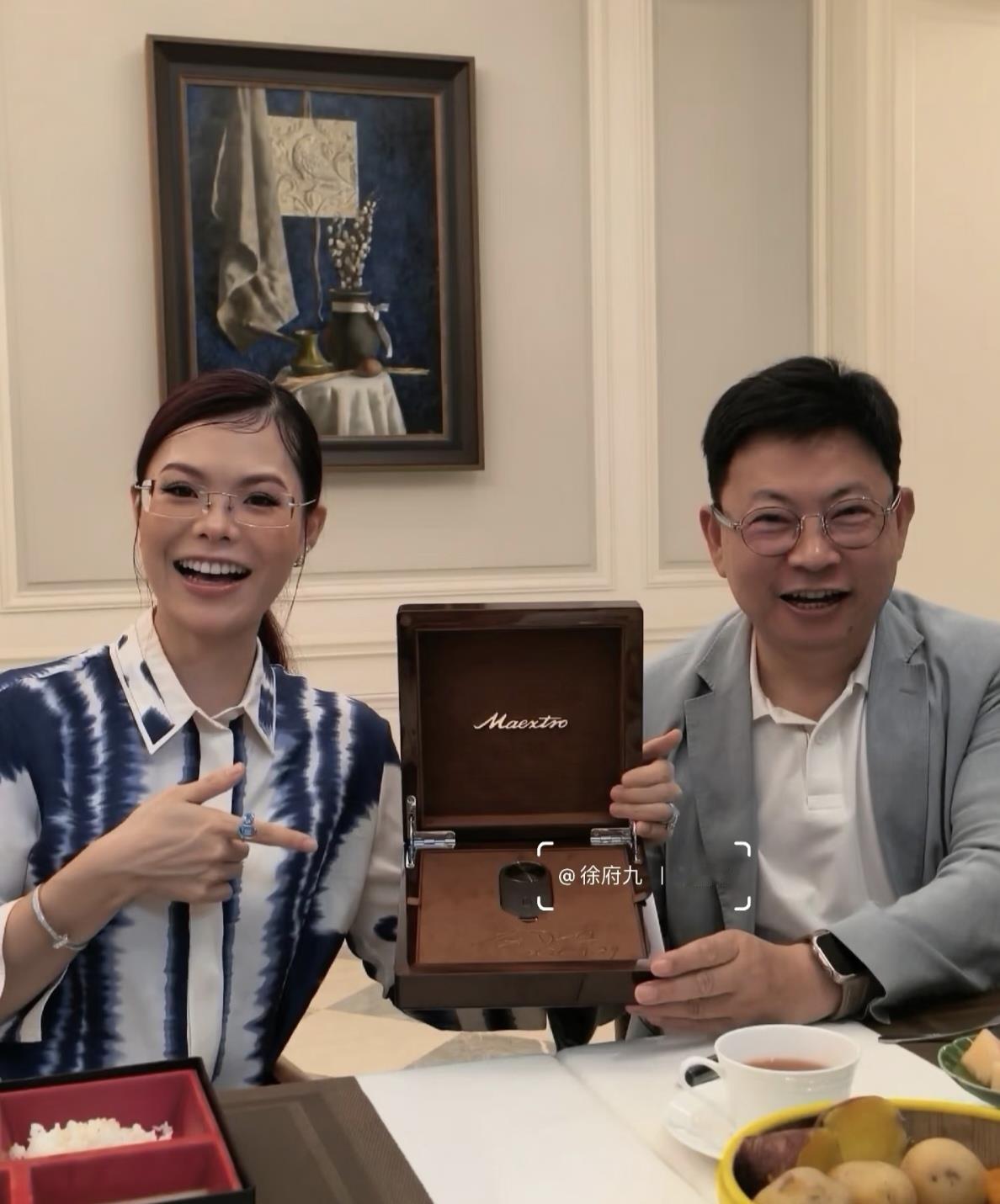 余承东给尊界S800典藏版首批车主交车，刘嘉玲陈赫贾乃亮袁弘全来了。上海西岸中环