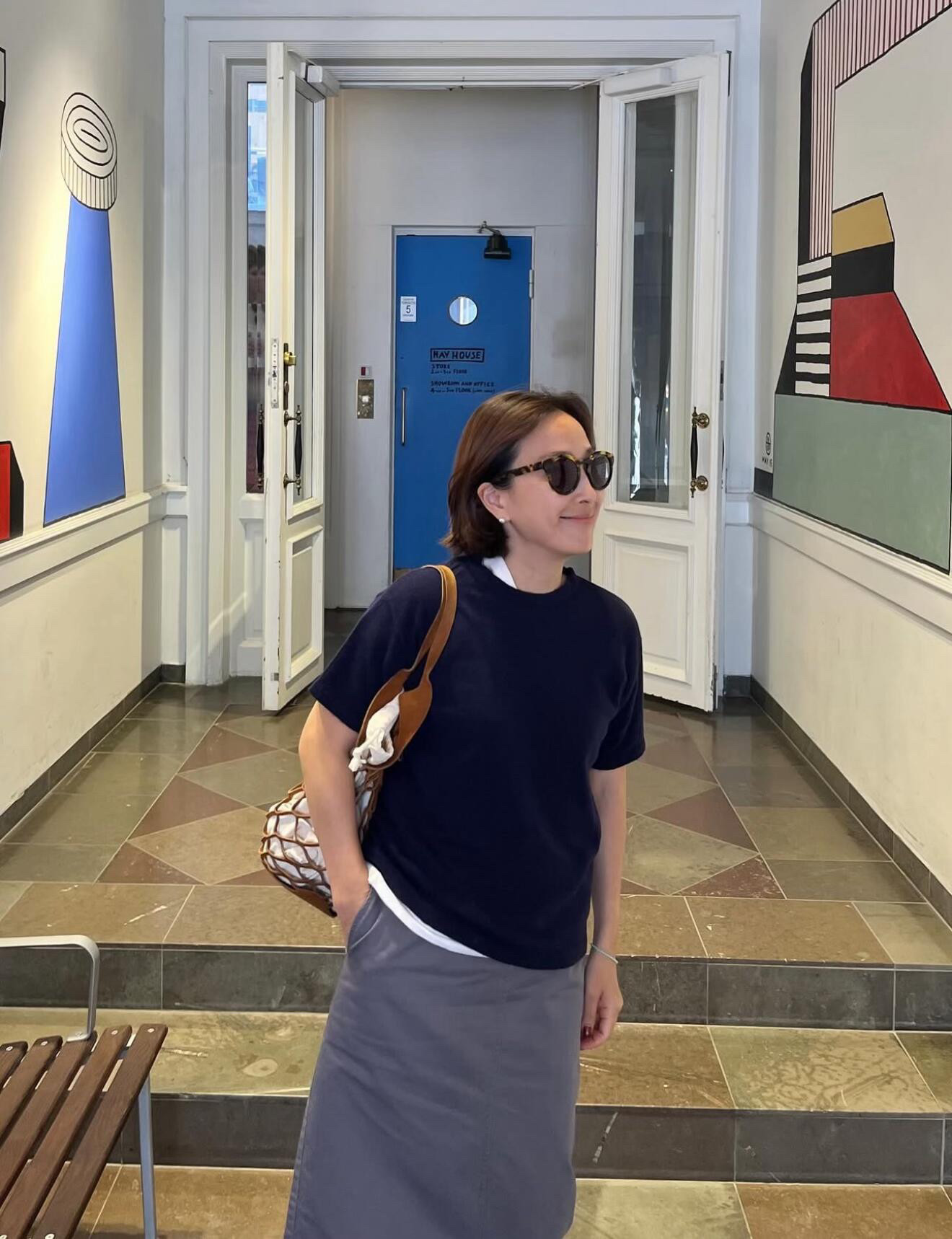 被低估的藏蓝色，太容易穿出高级感了！这一组很适合熟龄的姐妹们抄作业，简约设计的藏蓝色上衣，叠穿白背心