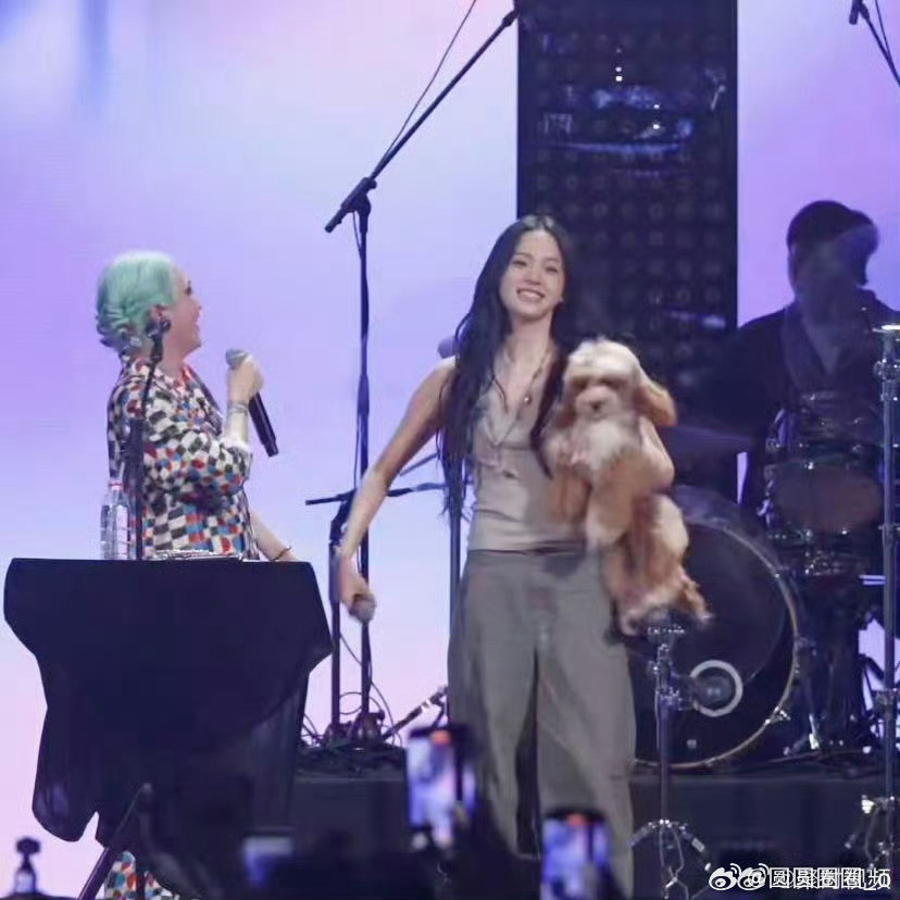 欧阳娜娜大晚上玩嗨了娜比是真的如同自己想要的人生一样快乐[大笑][点赞]又