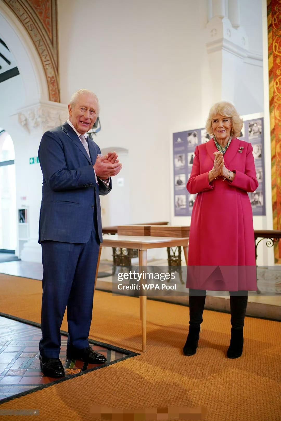 如果评比“全球最丑皇后娘娘”，非卡米拉莫属。卡米拉即使当了王后也没有王后的“站相