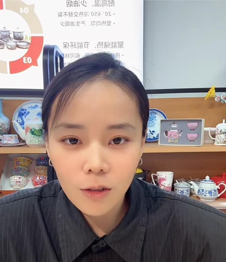 熊磊的衣品有奇特，有人说是时尚，比田静看起来会打扮！熊磊今天穿了一件带领子的
