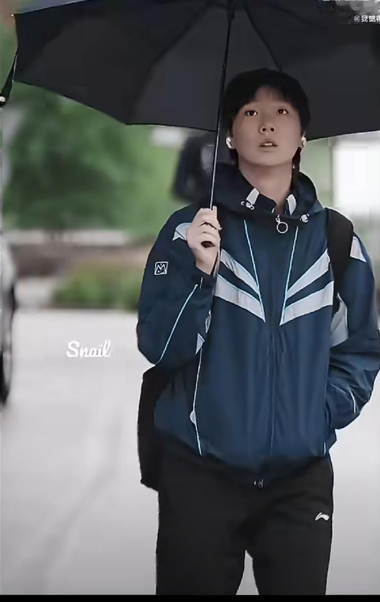 瑞典的曼昱雨中奔赴训练场[赞]。外面淅淅沥沥下着雨，曼昱手里攥着把黑色雨伞，步