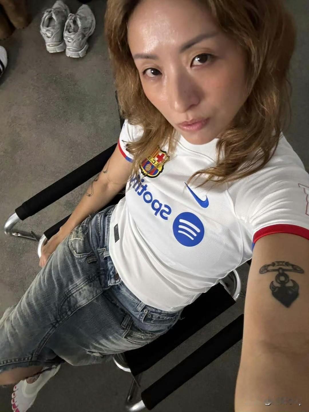 陈奕迅老婆徐濠萦的潮真的让人看不懂，脚上的鞋真的要被丑哭了。
