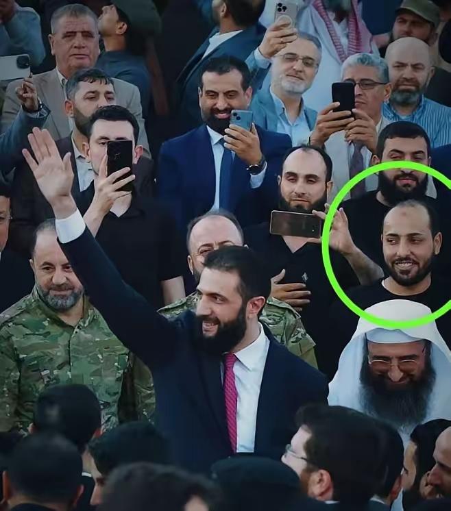 朱拉尼近前的这名高级别安保利用职务之便用AK47打死2美军1名美军翻译，另有3名