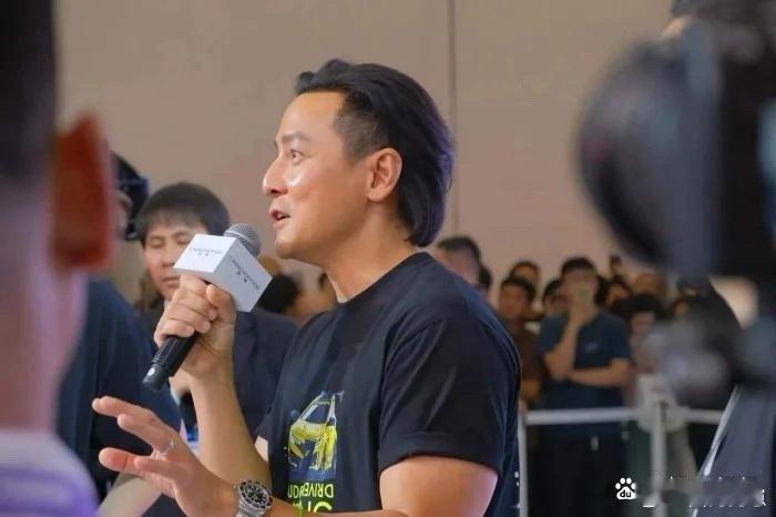 吴彦祖惊喜现身！帅依旧是顶级帅，气场丝毫不减，不过肉眼可见似乎微微发福，状态依旧