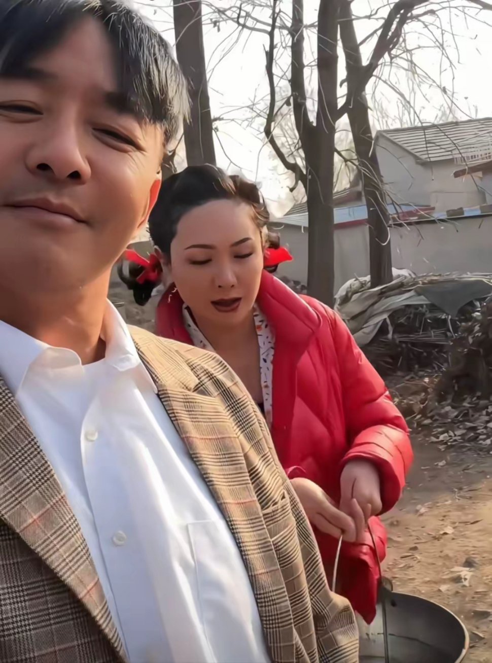 郭晓冬带妻子程莉莎回村，换身衣服从“村花”秒变时尚贵妇！