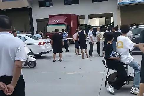 一蛋糕店老板搬家时，不慎被烘焙机压死。妻子说家里还有三个孩子，今后的压力可想而知