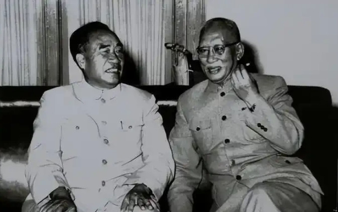 1947年，国民党上将龙云送女儿出国留学，刚到火车站，大队宪兵赶到，带队军官说：