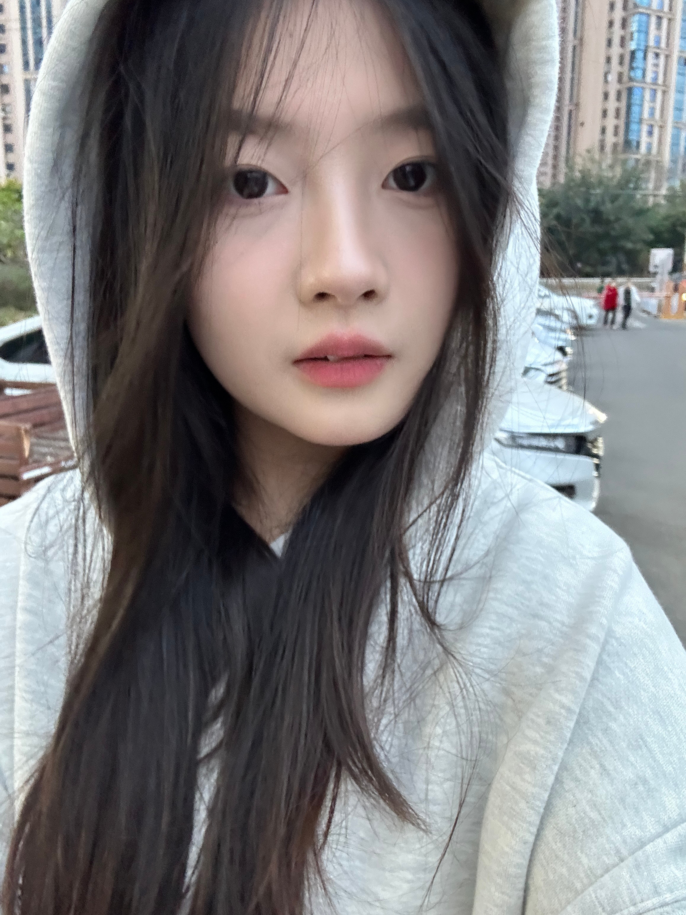 又怀念长发了[微笑]还好这几个月都没剪让我留留留然后等夏天再看看剪短洗头爽[