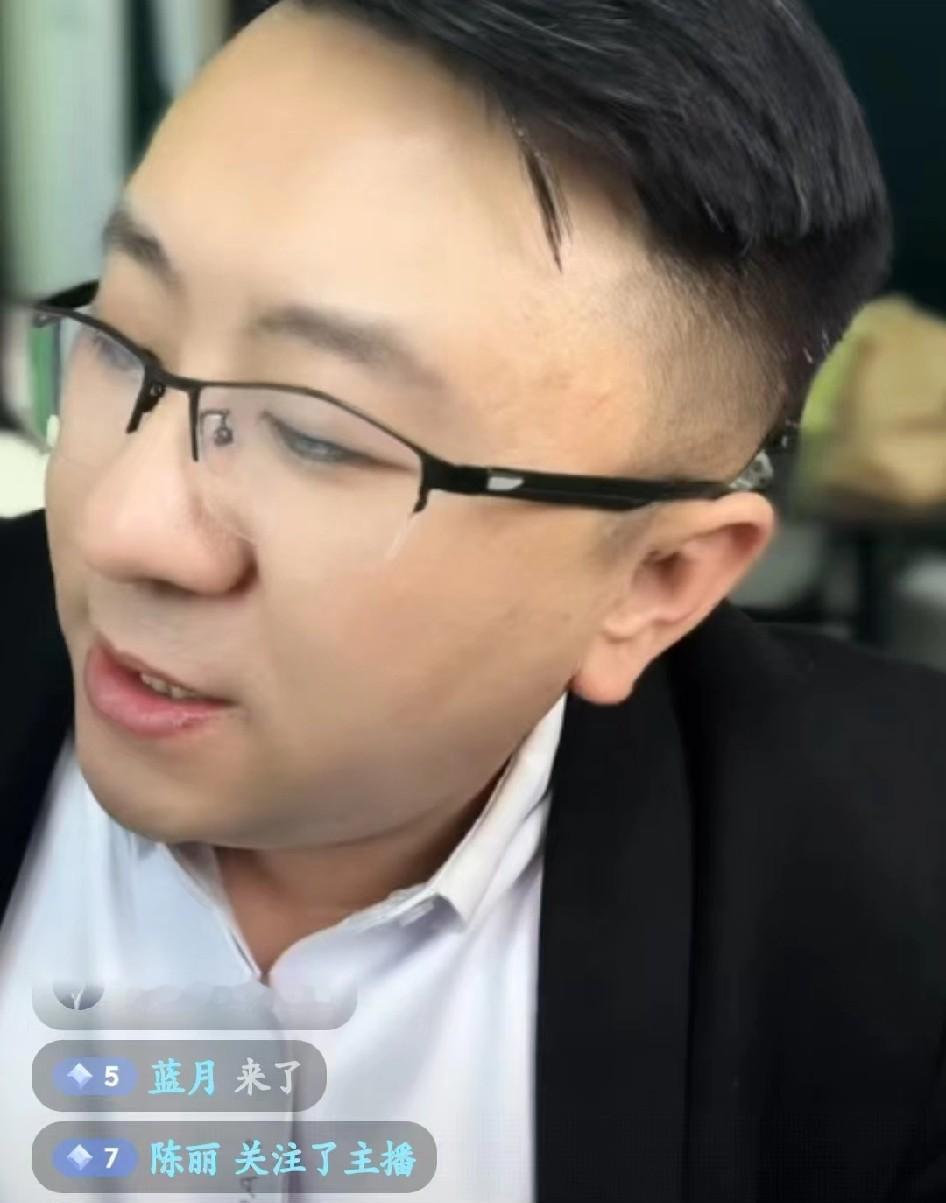 杰哥发出质疑:会长那个小男友是个面首？刚刚，杰哥直播时说，有人说，于会长