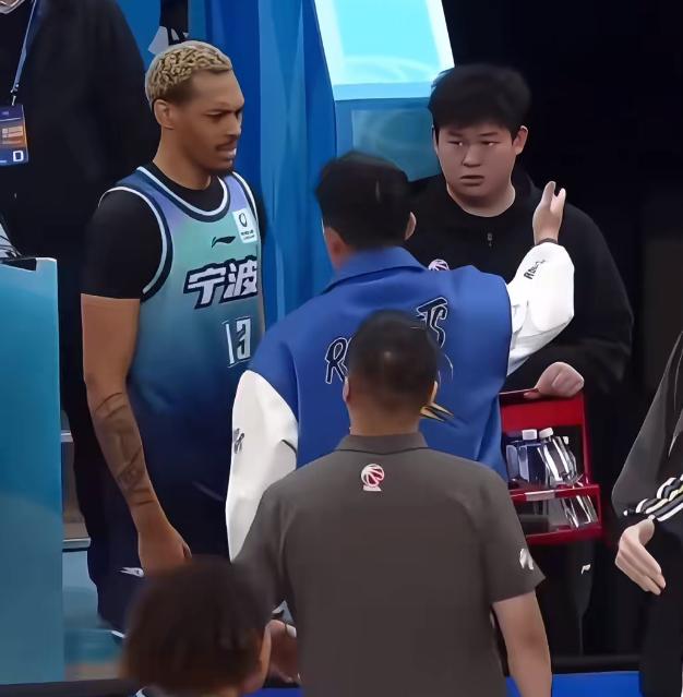 55秒直接内讧！宁波忍无可忍：当场开除外援贝兹利，季后赛格局大变