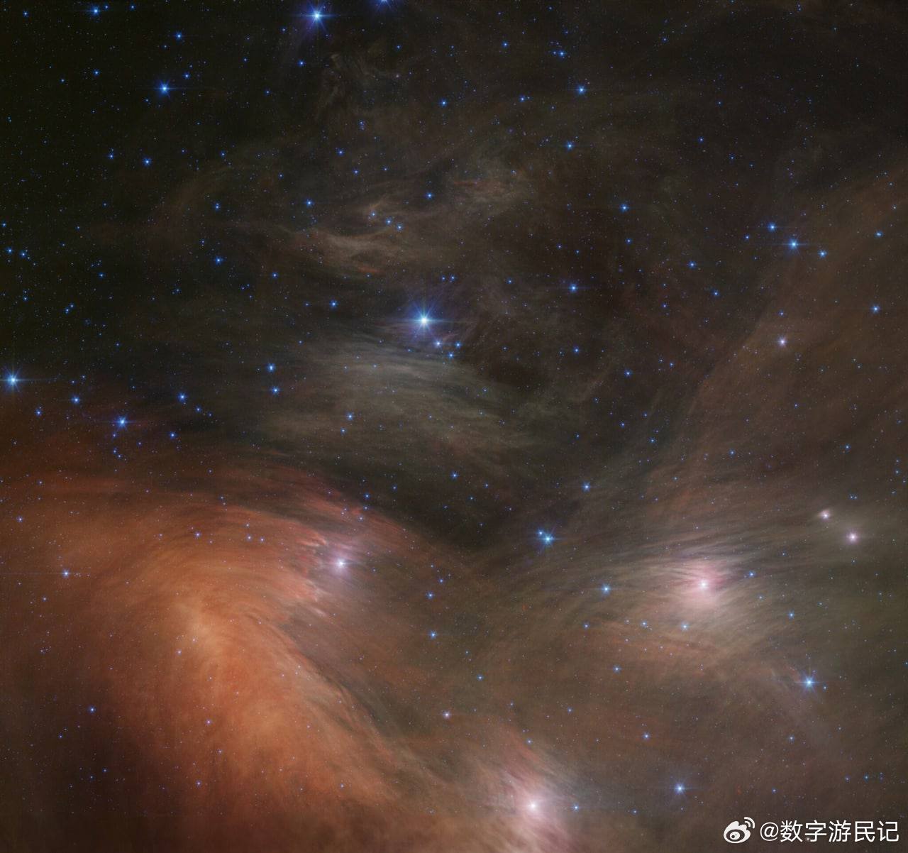 宇宙诞生茧：斯皮策眼中的昴星团，NASA的红外望远镜以全新的视角捕捉到了著名的