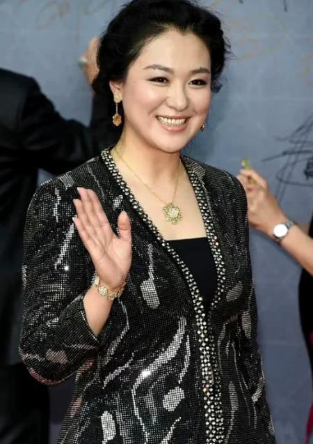 《潜伏》开拍，她和孙红雷拍完吻戏后，她悄悄地对导演说，我给你100块钱，让我再拍