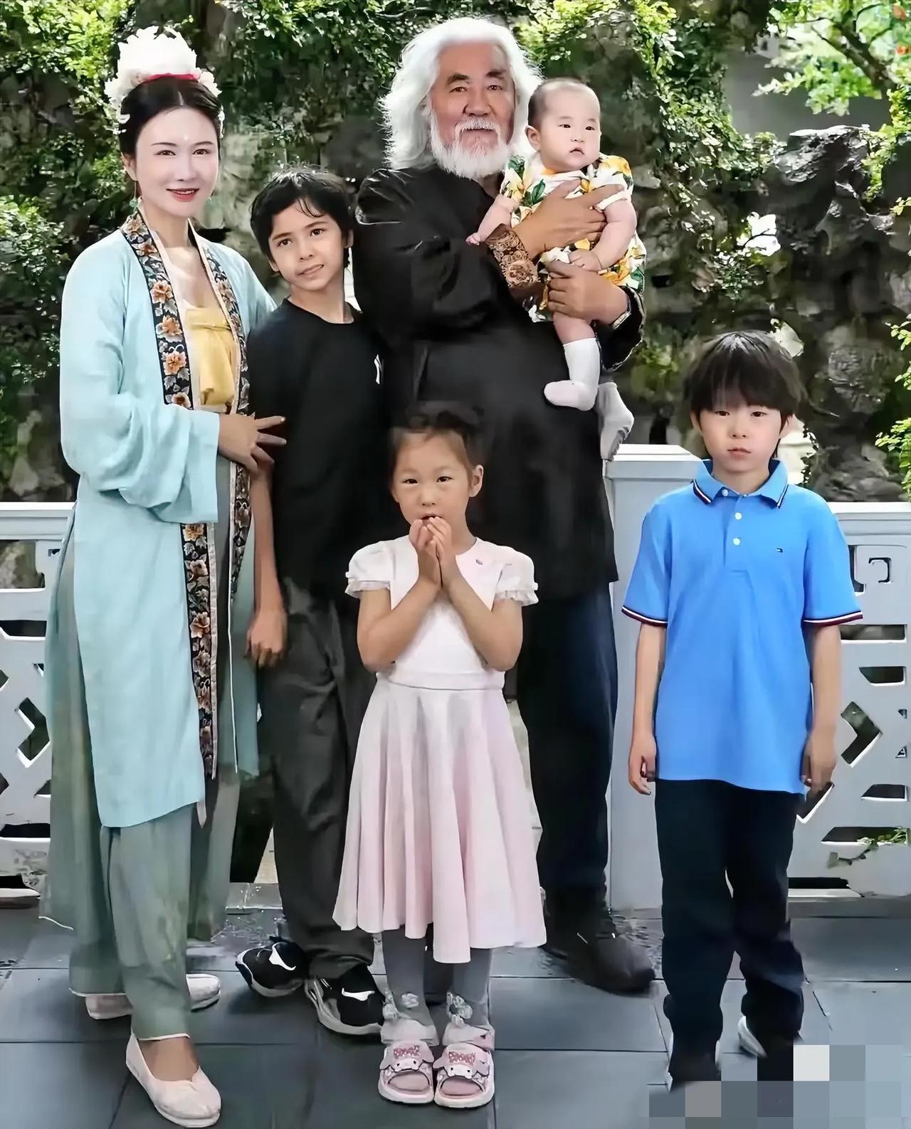 一觉醒来，张纪中破防了！不是现任妻子杜星霖又发小视频折腾他了，而是前妻又纠缠