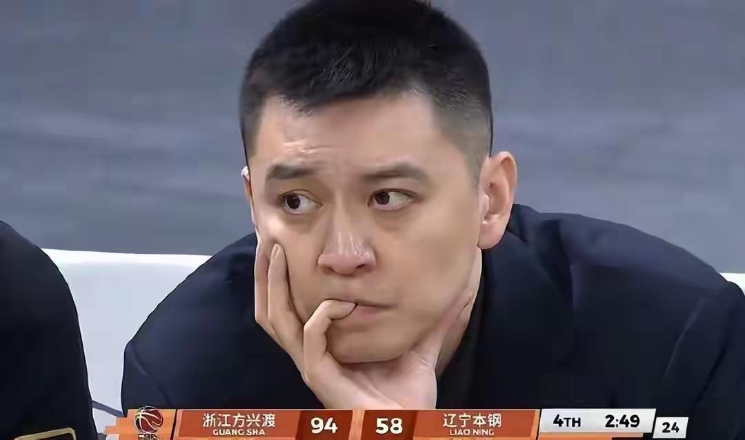 杨鸣和杜锋使用新人的区别杨鸣使用新人的规则是:先上老人，老人顶不住了，或者垃圾