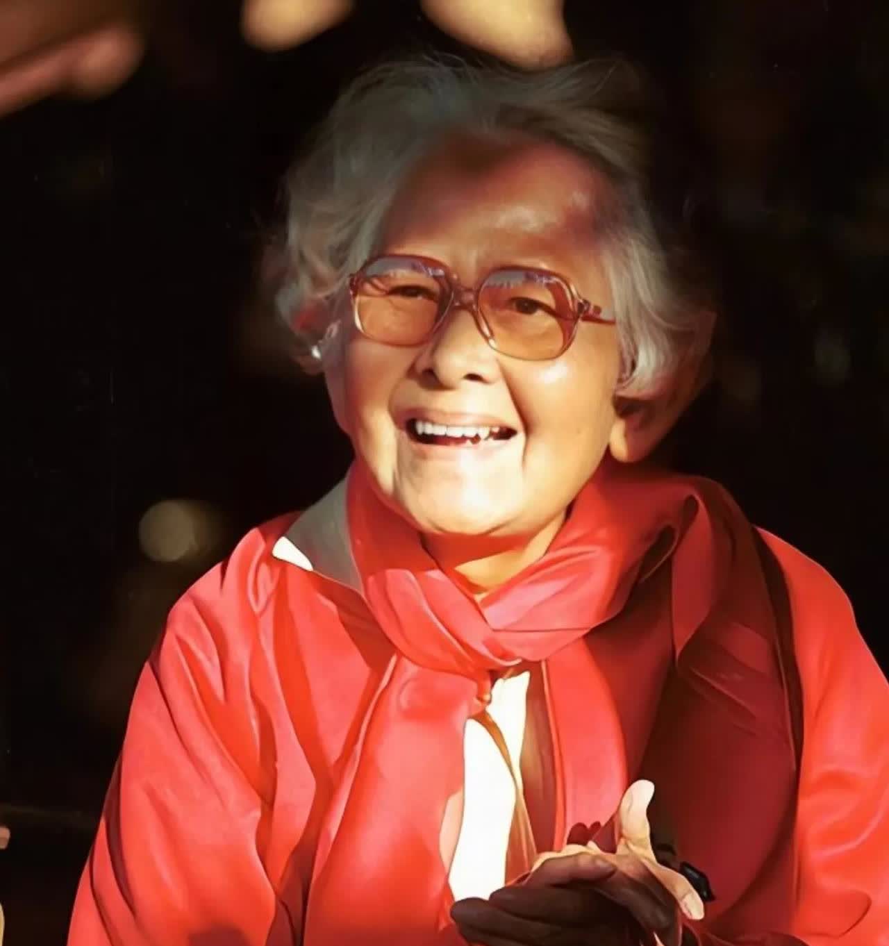 玛哈的奶奶和妈妈都长寿。诗纳卡琳95岁高寿而终，而且一生无污点，比人间富贵花的诗