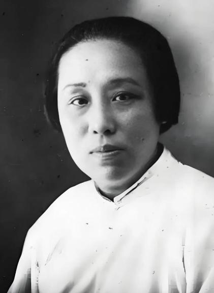 这个女人，蒋介石不敢动她，汪精卫见了绕道走。她一巴掌扇过汪精卫老婆，一句话骂得蒋
