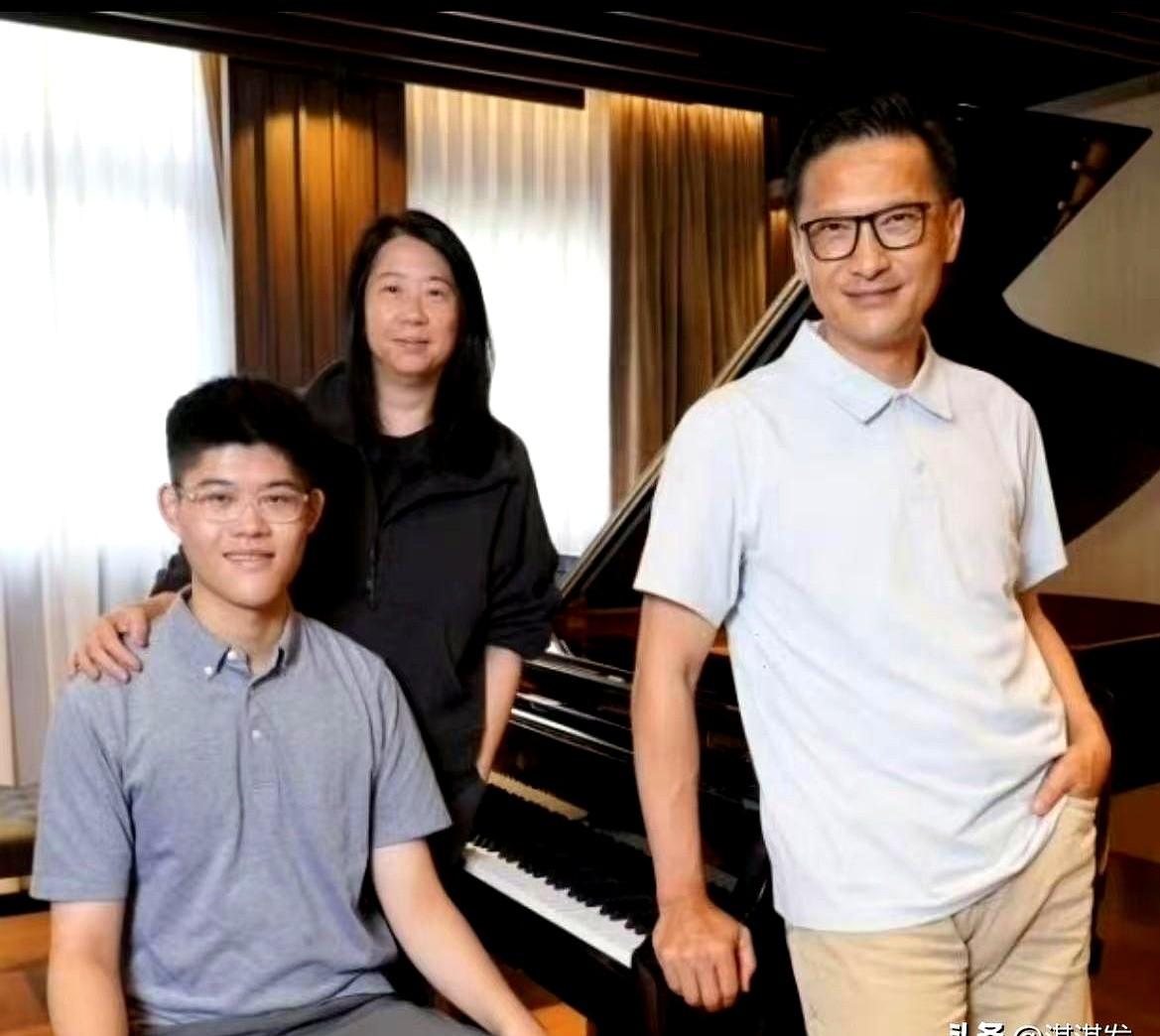 很多人当时觉得他做这决定太傻了。前TVB当家小生陈锦鸿，事业巅峰期推掉所有长