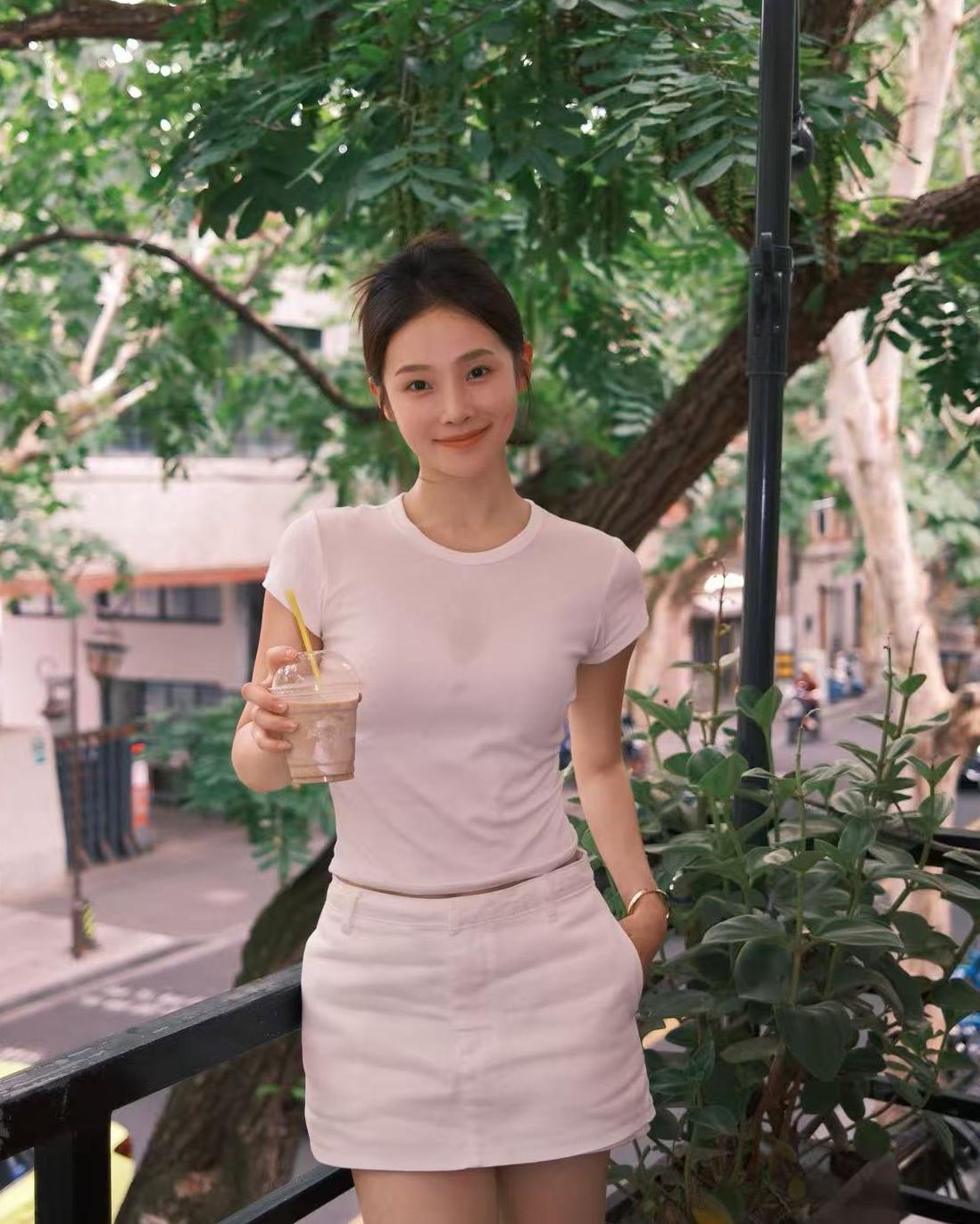 夏日、树荫、冰咖啡，和一身清爽的白，风一吹，就接住了一整个夏天的松弛感。